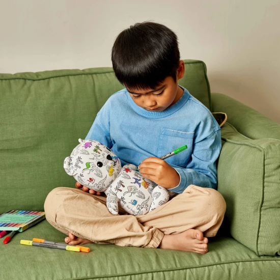 Kreatívny Macko Artie Dino na vyfarbenie s umývateľnými fixkami