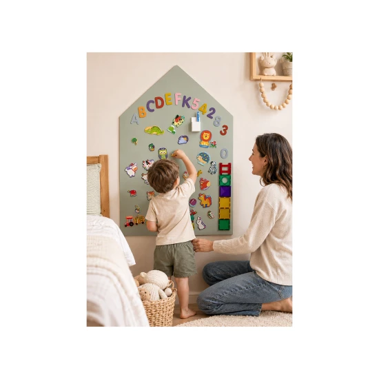 MagneKids Magnetická nástenná tabuľa Domček Šalviová zelená 70 x 44 cm – Family Nation FN-MONT-MKIDS-H70-SAGE