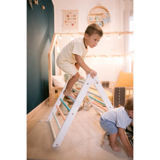 Montessori Pikler trojuholník Rainbow Sunny Beach – Family Nation FN-MONT-PIK-SB