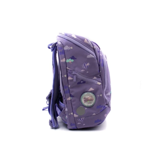 Ľahučká školská taška Best Friends skvelo sedí na chrbte malého študenta.