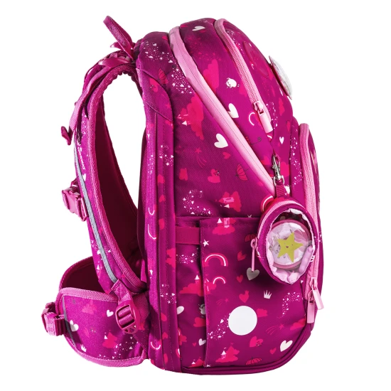 Ľahučká školská taška Ballerina Dark Pink skvelo sedí na chrbte malého študenta.