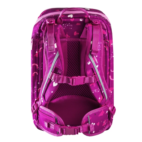 Ľahučká školská taška Ballerina Dark Pink skvelo sedí na chrbte malého študenta.