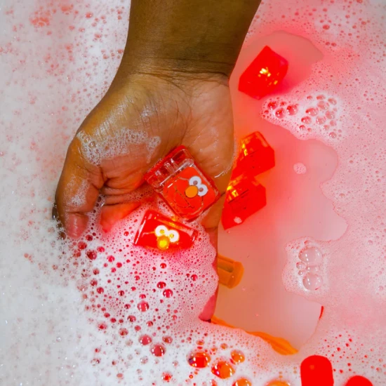 Glo Pals Senzorické svietiace kocky Elmo svietiace kocky do vane pre deti, rozžiarené vo vode.