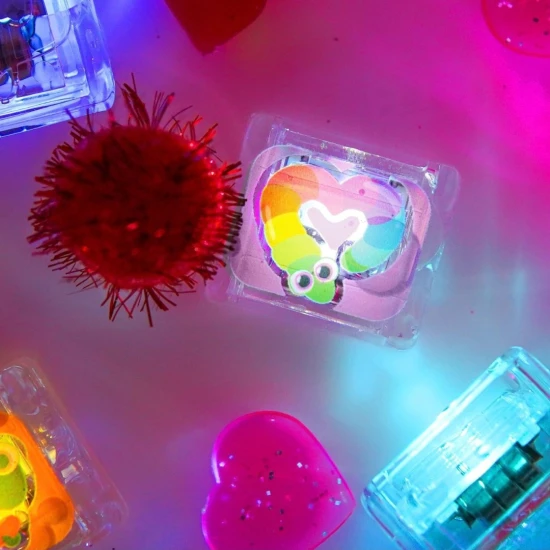 Senzorické svietiace kocky do vody 6 ks Love Bugs