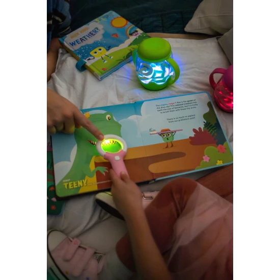 Interaktívna svietiaca kniha Light-Up Library Pippine praveké kamarátky Interaktívna svietiaca kniha Light-Up Library Pippine praveké kamarátky