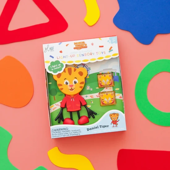 Glo Pals Sada Figúrka Daniel Tiger a 2 senzorické kocky do vody  – svietiaca hračka do vane pre deti.