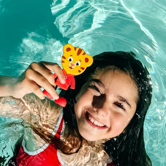 Glo Pals Sada Figúrka Daniel Tiger a 2 senzorické kocky do vody  – svietiaca hračka do vane pre deti.