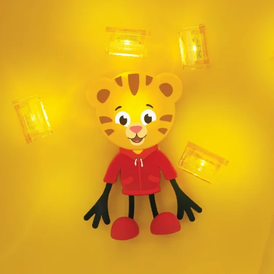 Glo Pals Sada Figúrka Daniel Tiger a 2 senzorické kocky do vody  – svietiaca hračka do vane pre deti.