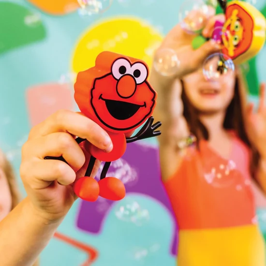 Glo Pals Sada Figúrka Elmo a 2 senzorické kocky do vody  – svietiaca hračka do vane pre deti.