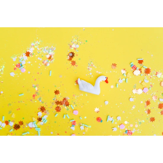 Glo Pals Senzorická fľaša Honey Bee: svietiaca hračka pre deti so žltým dizajnom.