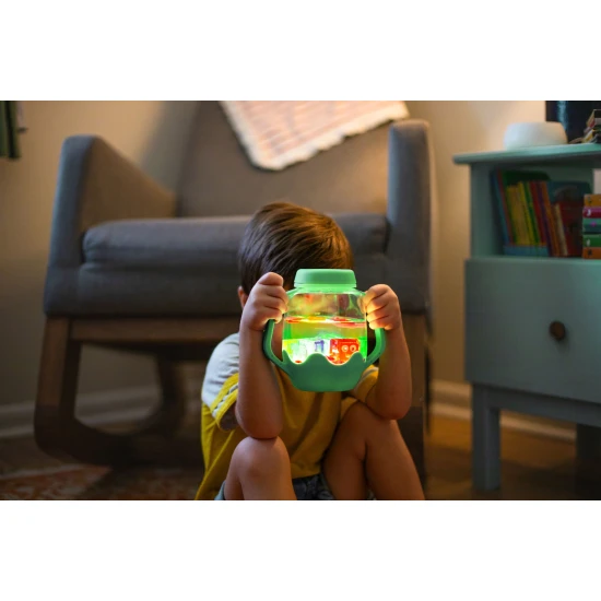 Glo Pals Senzorická fľaša Lucky Charm: svietiaca hračka pre deti so zeleným dizajnom.