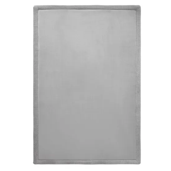 Detský koberec Light Grey pre bezpečné a pohodlné hranie.