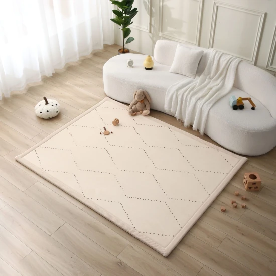 Detský koberec Chevron pre bezpečné a pohodlné hranie.