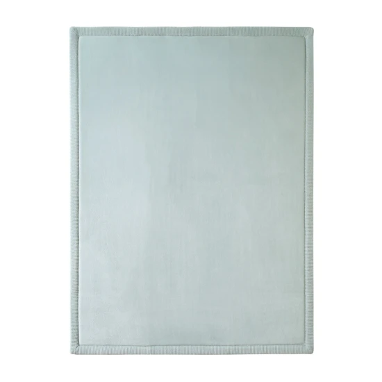 Detský koberec v mentolovej farbe pre bezpečné a pohodlné hranie.