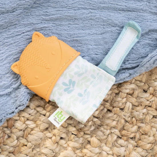 Hryzačka s rukavičkou líška Kitt oranžová bez BPA 3m+ Ingenuity 16817-12