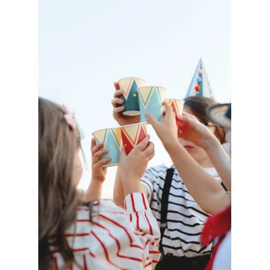 Poháre, ktoré rozveselia každú párty. Ružové papierové poháriky sú zdobené zlatými bodkami.