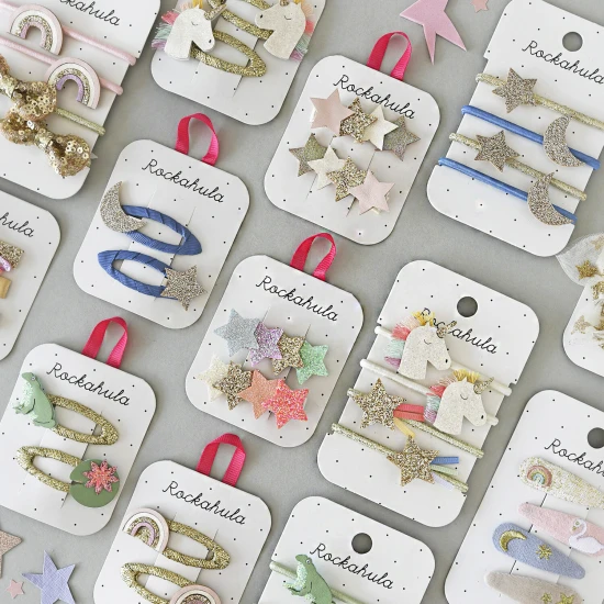 Skrášlite si účes s touto nádhernou sadou gumičiek s dúhovým jednorožcom.