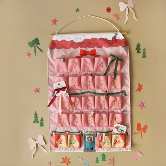 Adventný kalendár Domček pre bábiky Opakovane použiteľný adventný kalendár Domček pre bábiky – Rockahula Kids X600
