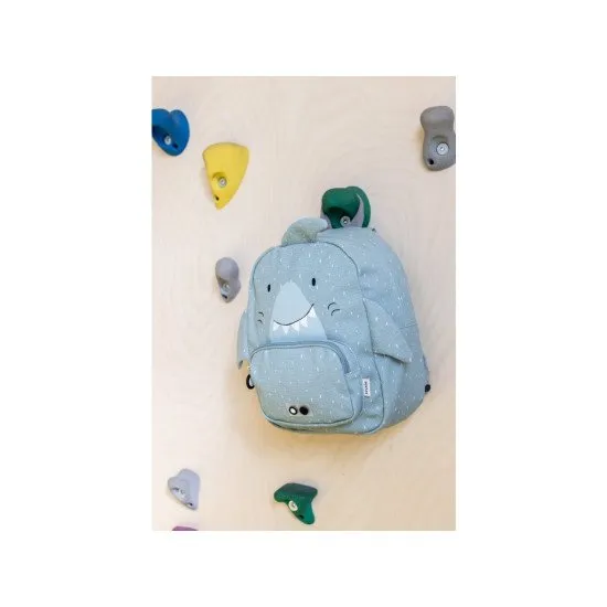 Modrý detský batoh s motívom žraloka.
