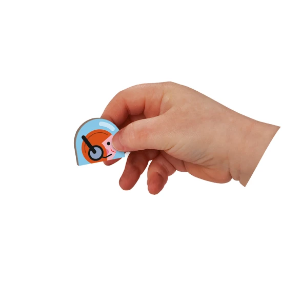 Magnetická kniha Vesmír: Deti skladajú vesmírne vozidlá a postavičky.