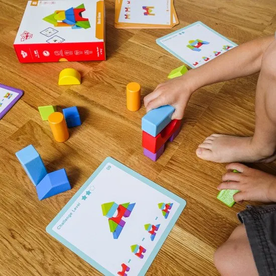 Detská hra s kockami na stavanie