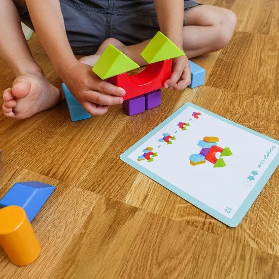 Detská hra s kockami na stavanie