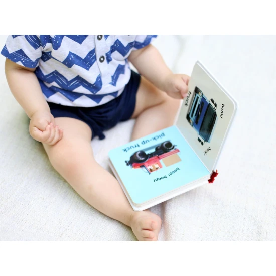 Leporelo Baby Touch and Feel Trucks je neodmysliteľným pokladom v knižnici každého batoľaťa, ktoré fascinujú kolesá.