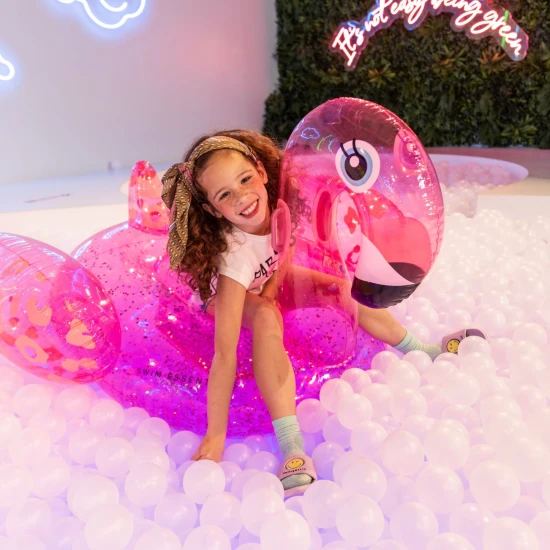 Nafukovačka Plameniak neónový s trblietkami 150 cm