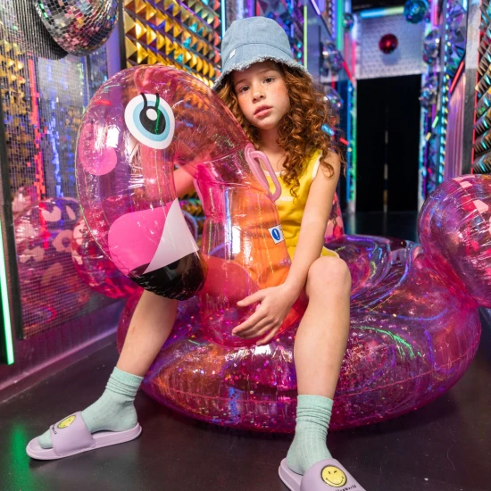 Nafukovačka Plameniak neónový s trblietkami 150 cm