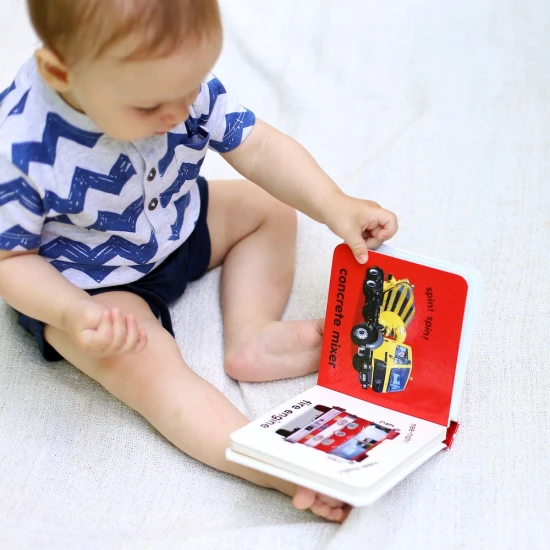 Leporelo Baby Touch and Feel Trucks je neodmysliteľným pokladom v knižnici každého batoľaťa, ktoré fascinujú kolesá.