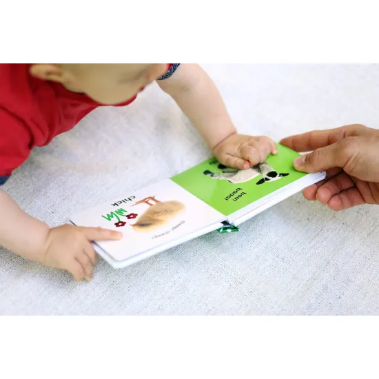 Obľúbené detské dotykové leporelo Farm predstaví batoľatám život na farme.