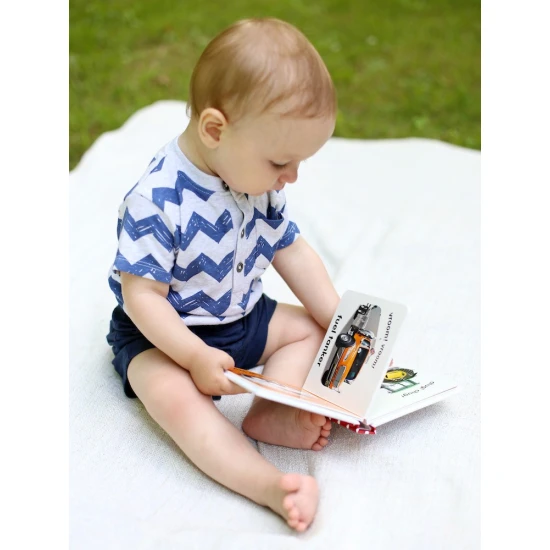 Leporelo Baby Touch and Feel Trucks je neodmysliteľným pokladom v knižnici každého batoľaťa, ktoré fascinujú kolesá.