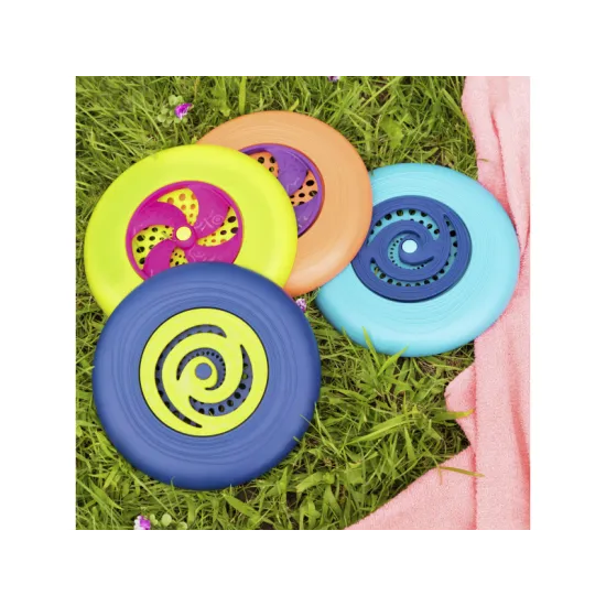 Sada štyroch farebných frisbee lietajúcich tanierov Disc-Oh! pripravená na hru.