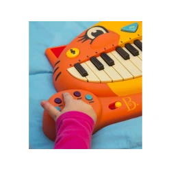 Klavír s mikrofónom Mačka