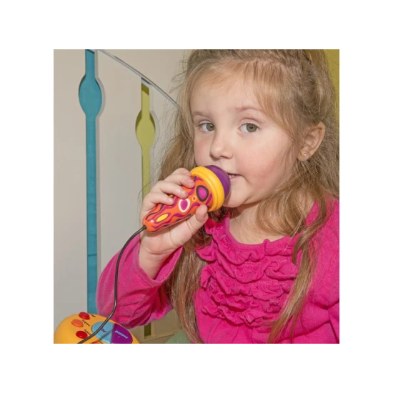 Klavír s mikrofónom Mačka