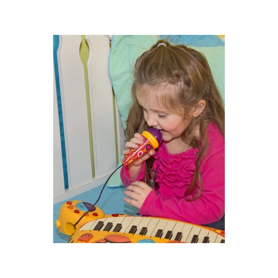 Klavír s mikrofónom Mačka