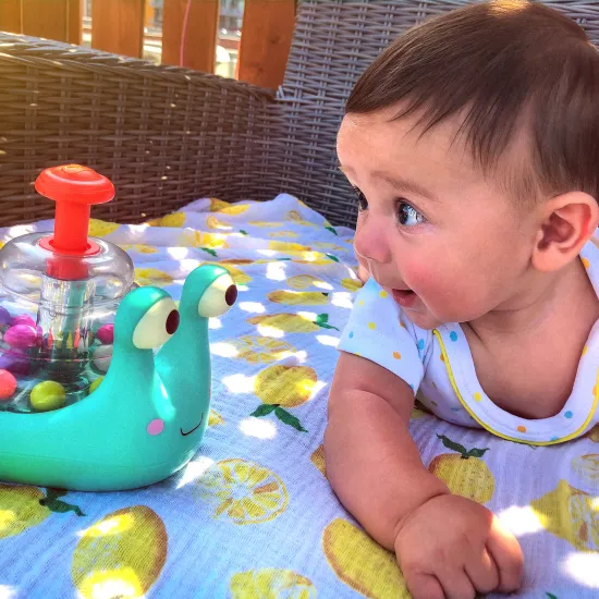 Slimák s guličkami na kolieskach plný farebných guličiek a blikajúcich svetielok.