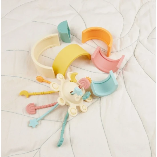 Silikónová motorická hračka s aktivitami Banana – Montessori hračka pre deti od 12 mesiacov