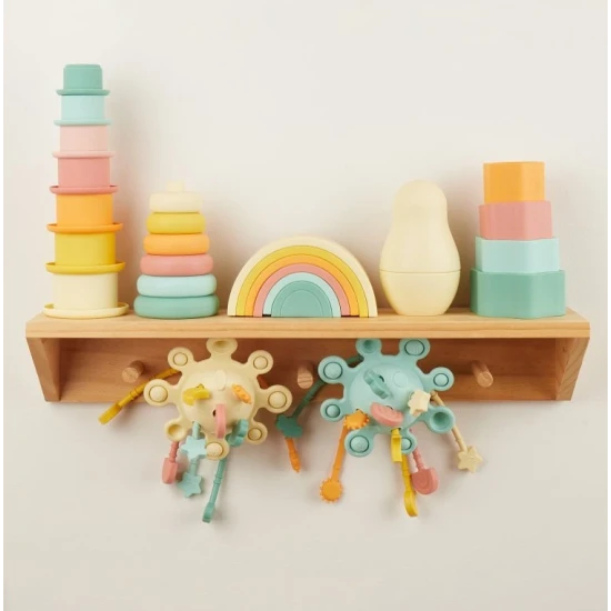 Silikónová motorická hračka s aktivitami Banana – Montessori hračka pre deti od 12 mesiacov