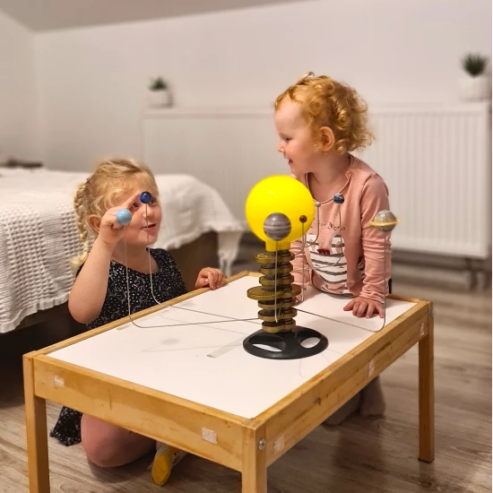 Pohybujúci sa model slnečnej sústavy