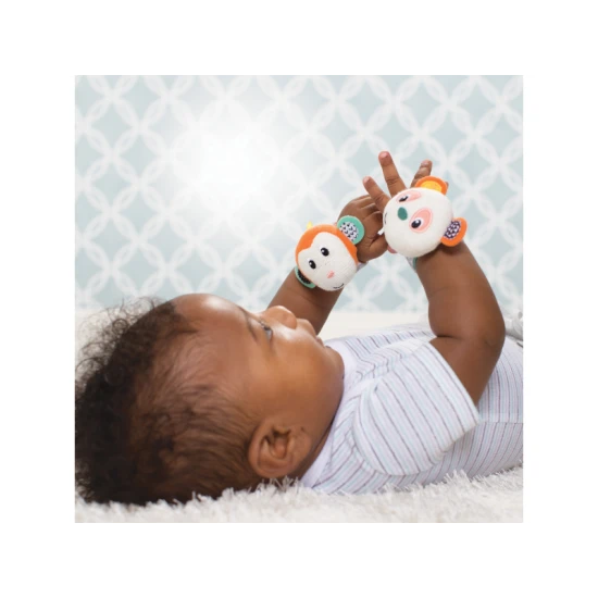 Hrkálky s veselými tvárami opičky a pandy podnecujú rozvoj sluchu, zraku a hmatu dieťaťa.