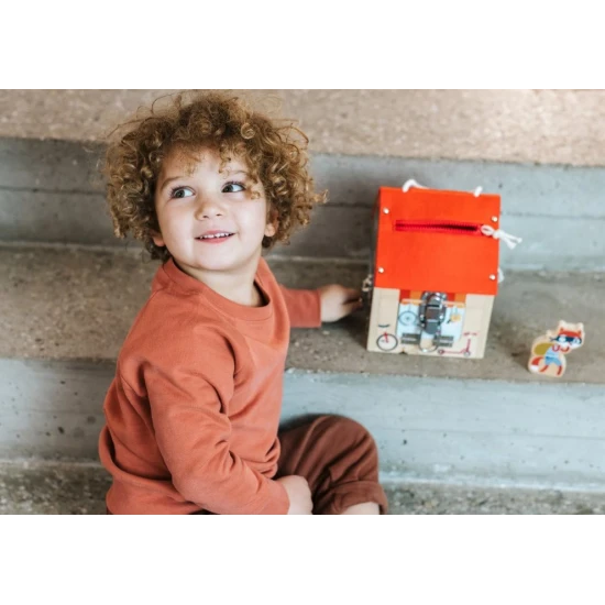 dreveny domcek so zamkami pre deti, motoricka drevena hracka, domcek z bukoveho dreva