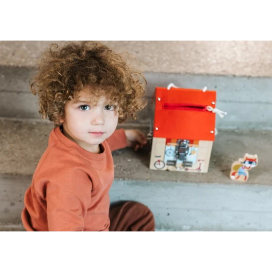 dreveny domcek so zamkami pre deti, motoricka drevena hracka, domcek z bukoveho dreva