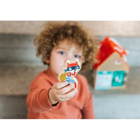 dreveny domcek so zamkami pre deti, motoricka drevena hracka, domcek z bukoveho dreva