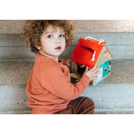 dreveny domcek so zamkami pre deti, motoricka drevena hracka, domcek z bukoveho dreva