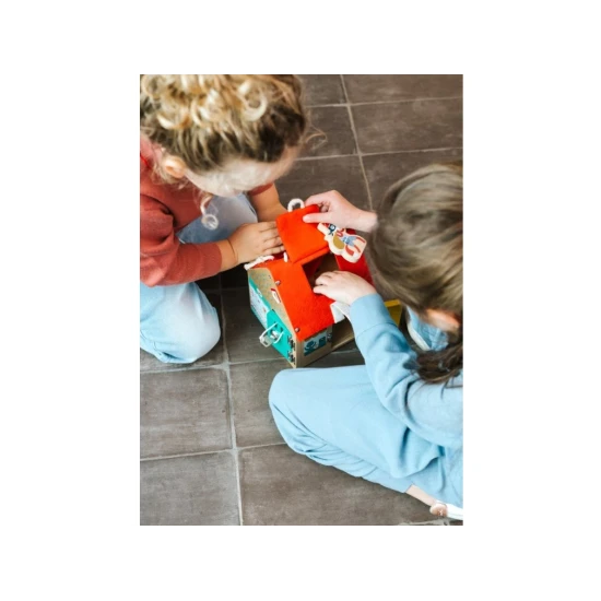 dreveny domcek so zamkami pre deti, motoricka drevena hracka, domcek z bukoveho dreva