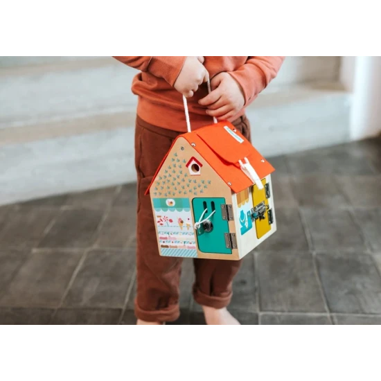 dreveny domcek so zamkami pre deti, motoricka drevena hracka, domcek z bukoveho dreva