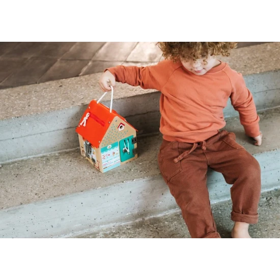 dreveny domcek so zamkami pre deti, motoricka drevena hracka, domcek z bukoveho dreva