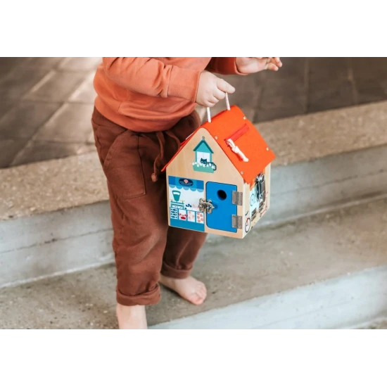 dreveny domcek so zamkami pre deti, motoricka drevena hracka, domcek z bukoveho dreva