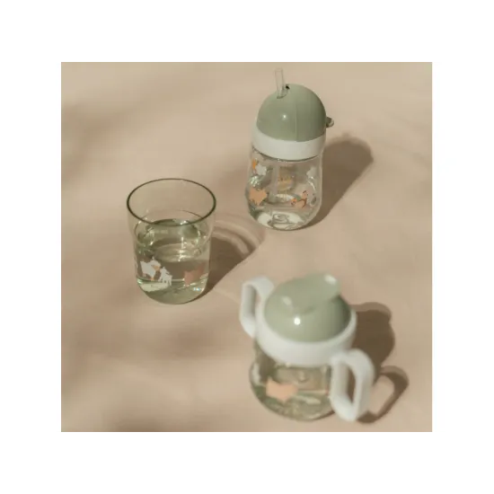 Funkčný a roztomilý hrnček so slamkou s motívom zvieratiek.